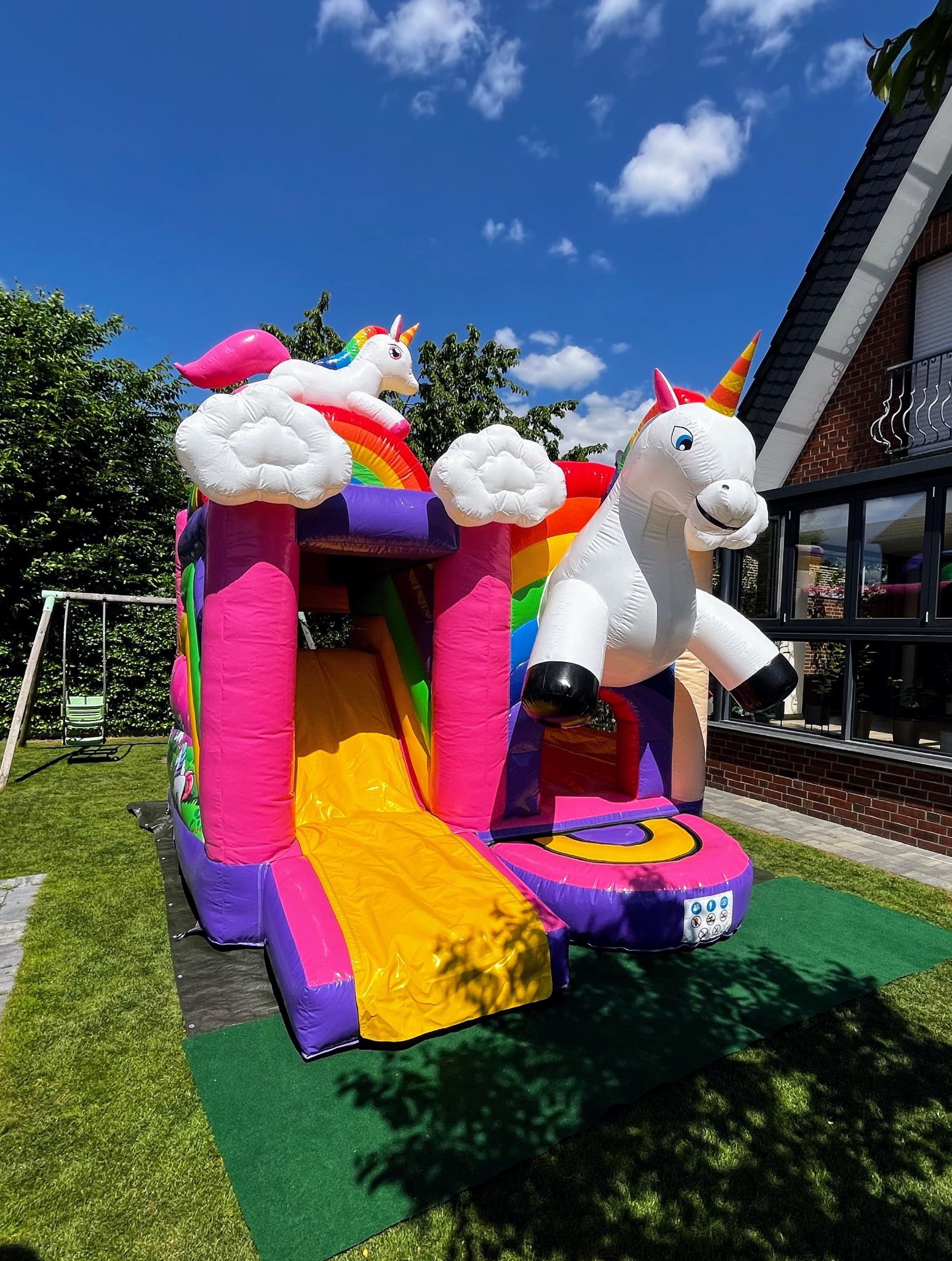 Hüpfburg Einhorn Bild 1